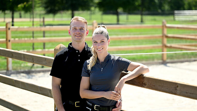 Selina Söder und Raphael Netz sind das Powerpaar der bayerischen Dressurreiter-Szene. Die AZ besucht die Profireiter auf ihrer Anlage bei Moosburg und spricht mit ihnen über Verzicht, Herzblut und Zukunftspläne. Selina Söder und Raphael Netz sind das Powerpaar der bayerischen Dressurreiter-Szene. Die AZ besucht die Profireiter auf ihrer Anlage bei Moosburg und spricht mit ihnen über Verzicht, Herzblut und Zukunftspläne.