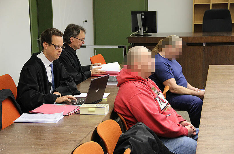 Mit Kokain gehandelt: Die beiden Angeklagten Peter S. (v.r.) und Mathias H. mit ihren Anwälten Andreas Fischer und Markus Meißner.