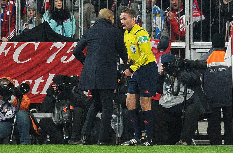Pep kann die Entscheidung nicht nachvollziehen, redet unentwegt auf ihn ein. Und die Fernsehkameras geben ihm Recht. Der Ball war nicht mit vollem Umfang über der Linie.
