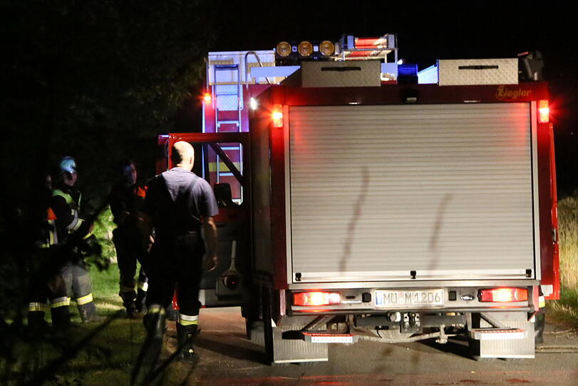 Später Rettungseinsatz in Gars: Gegen 01 Uhr rettete die Feuerwehr einen Mann aus dem Inn.