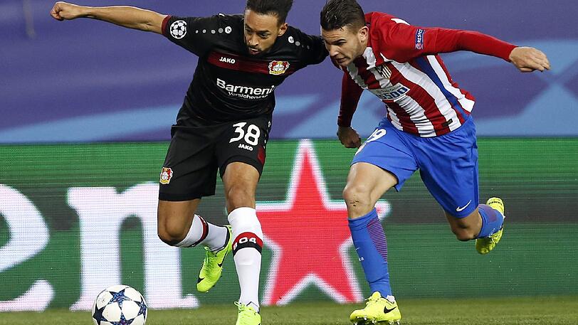 Madrids Lucas Hernandez (r) und Karim Bellarabi von Leverkusen versuchen den Ball zu spielen.