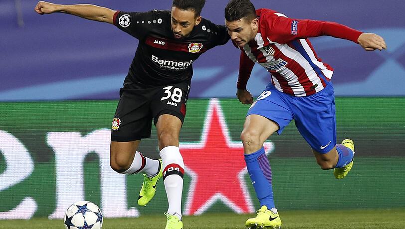 Madrids Lucas Hernandez (r) und Karim Bellarabi von Leverkusen versuchen den Ball zu spielen. Madrids Lucas Hernandez (r) und Karim Bellarabi von Leverkusen versuchen den Ball zu spielen.