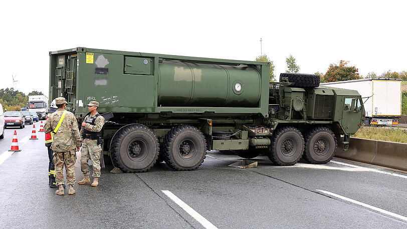 Ein kurioser Unfall der US Army legte am Samstag die A9 lahm. Die Bilder.