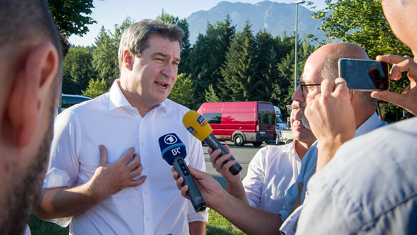 Sinn für Inszenierung: Bayerns Ministerpräsident macht auf dem Weg nach Linz am Walserberg Pause - dort, wo bereits registrierte Flüchtlinge zurückgeschickt werden sollen.