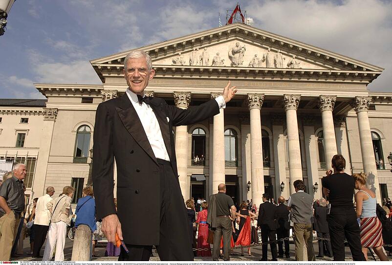 Sir Peter Jonas vor seiner letzten Festspielpremie im Sommer 2006 auf dem Max-Joseph-Platz.