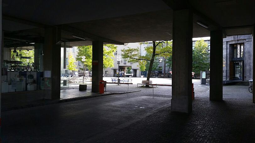 Im Innenhof des Deutschen Museums ist ein Baggerfahrer auf eine Weltkriegsbombe gestoßen.
