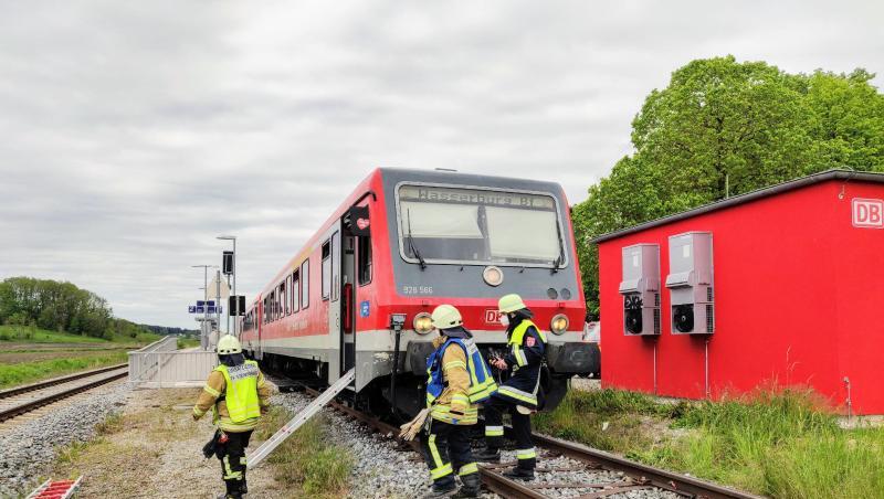 Feuerwehrleute sind an einem Regionalzug im Einsatz, nachdem dieser eine 14-Jährige erfasst hatte.