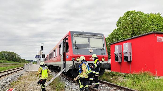 Feuerwehrleute sind an einem Regionalzug im Einsatz, nachdem dieser eine 14-Jährige erfasst hatte.