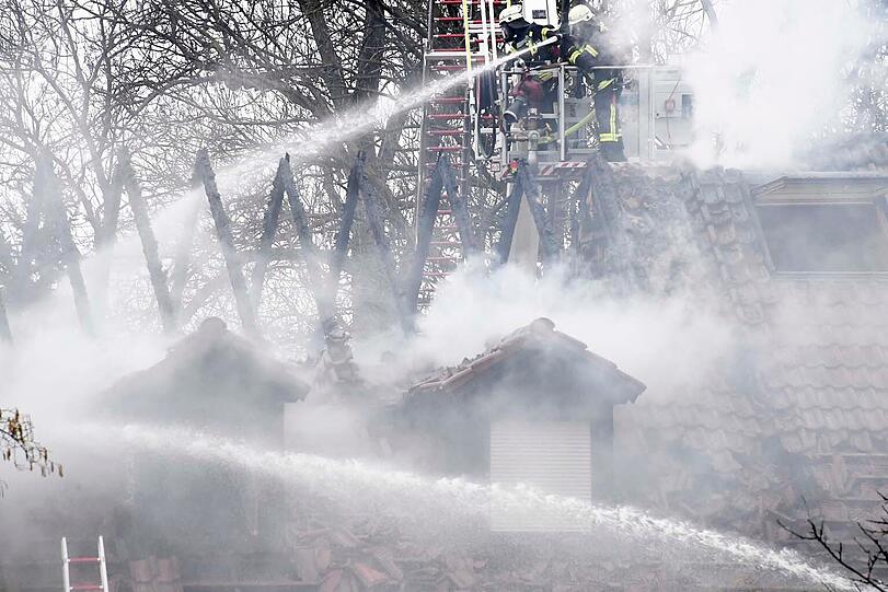 Trotz des schnellen Eingreifens der Feuerwehren brannte der Dachstuhl komplett aus.