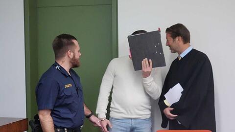 Der Angeklagte und sein Anwalt.