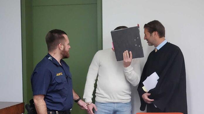 Der Angeklagte und sein Anwalt.
