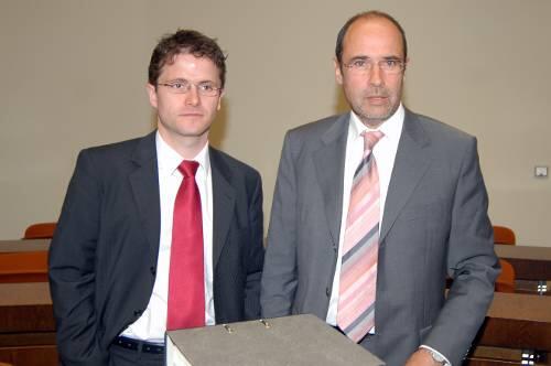 Die Verteidiger von Benedikt T.: Stefan Mittelbach (l.) und Peter Witting setzten eine Vertagung des Prozesses durch.