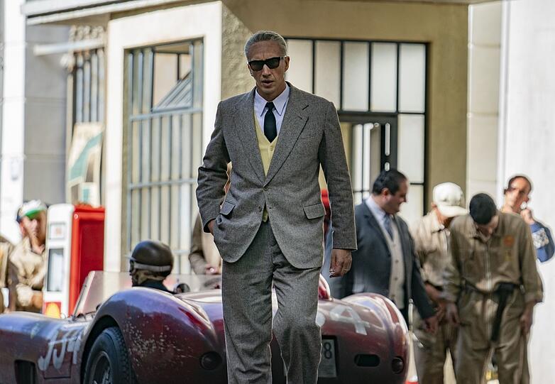 Adam Driver ist als Enzo Ferrari in Michael Manns Film "Ferrari" der Herr über die roten Rennautos.