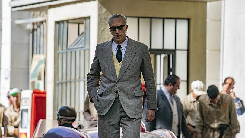 Adam Driver ist als Enzo Ferrari in Michael Manns Film "Ferrari" der Herr über die roten Rennautos. Adam Driver ist als Enzo Ferrari in Michael Manns Film "Ferrari" der Herr über die roten Rennautos.