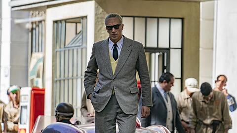 Adam Driver ist als Enzo Ferrari in Michael Manns Film "Ferrari" der Herr über die roten Rennautos.