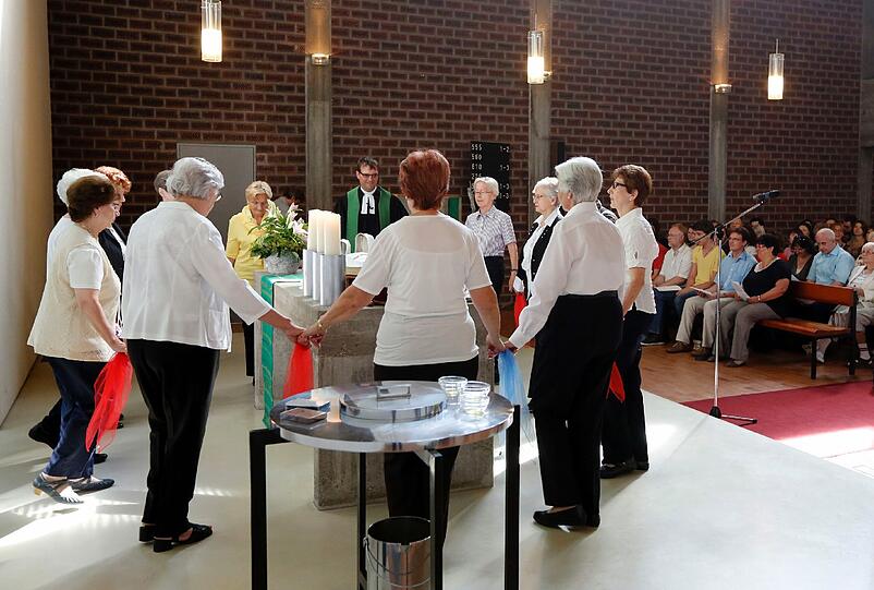 Pfarrer Ralf Schmidt spricht am Sonntag (05.08.12) in Wiesbaden im Stadtteil Mainz-Kastel in der Evangelischen Erloesergemeinde waehrend eines erotischen Gottesdienstes zu seiner Gemeinde. Der Gottesdienst fand unter dem Motto "Im Weinberg der Liebe" statt.