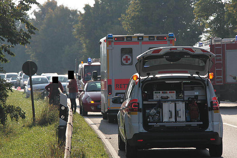 Zwischen Mühldorf und München kommt ein Münchner Fahrer von der Straße ab und fährt in eine Baumgruppe. Danach stürzt das Auto vier Meter tief. Wie schwer der Fahrer verletzt wird, ist unklar.