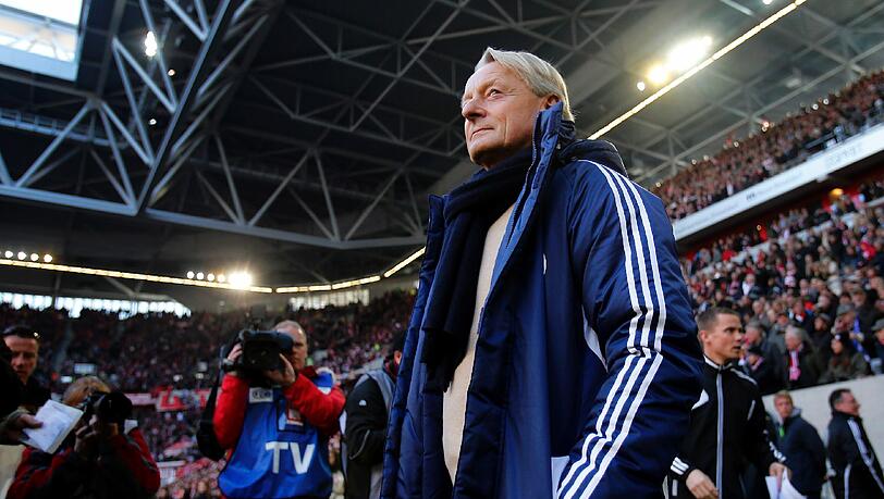 Wieder zurück im Profifußball. Der ehemalige Trainer von Unterhaching Lorenz-Günter Köstner bringt Wolfsburg wieder zurück auf die Erfolgsspur. Wieder zurück im Profifußball. Der ehemalige Trainer von Unterhaching Lorenz-Günter Köstner bringt Wolfsburg wieder zurück auf die Erfolgsspur.