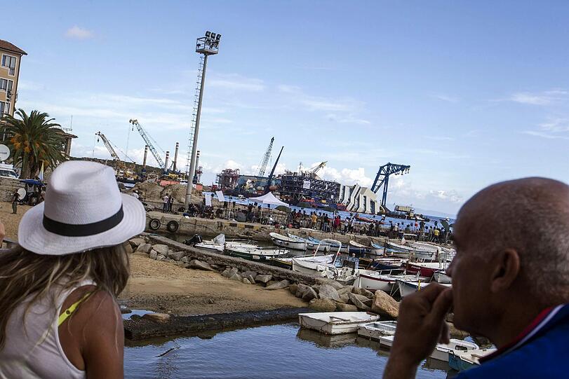 Die aufwendige Bergungsaktion der havarierten "Costa Concordia" ist angelaufen. Ganz langsam richtet sich das Kreuzfahrtschiff auf. Die Bilder von der spektakulären Bergung.