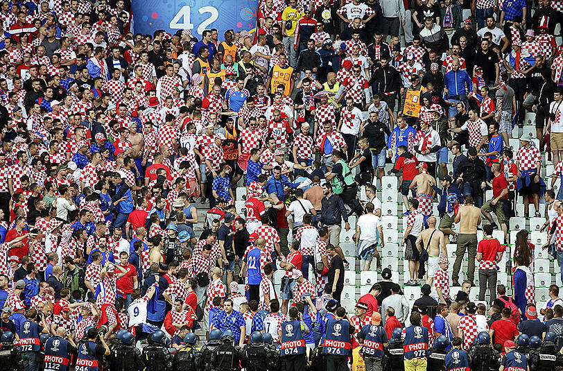Kroatische "Fans" sind beim Spiel gegen Tschechien völlig ausgerastet. Die Bilder.