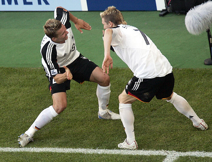 18. Juni 2015: Bastian Schweinsteiger lässt sich von Lukas Podolski (links) für sein Tor beim Confederations Cup in Köln gegen Tunesien feiern.
