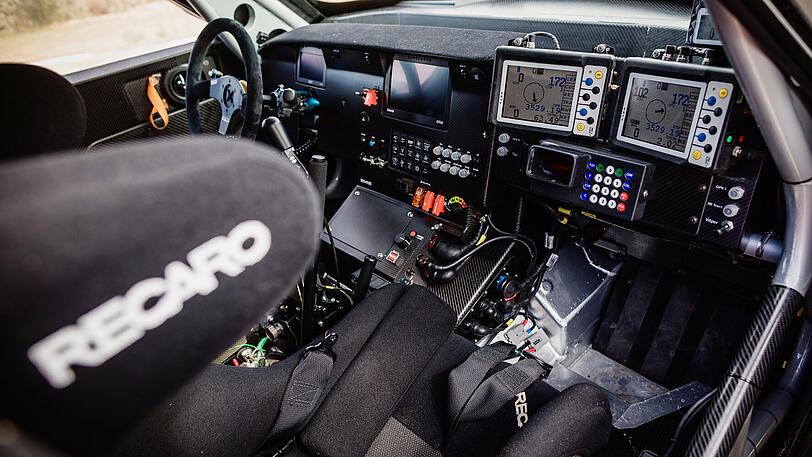 Kommando-Zentrale: Das Armaturenbrett des Rallye-Mini ist vollgestopft mit Instrumenten, Schaltern und Hebeln.