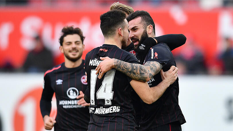 Die Prodfis des 1. FC Nürnberg würden nur zu gerne auch im Pokal-Achtelfinalspiel gegen den VfL Wolfsburg jubeln - so wie das Torschütze Mikael Ishak (rechts) nach seinem Tor zum 1:0 gegen den 1. FC Kaiserslautern tut (Endstand 1:1).