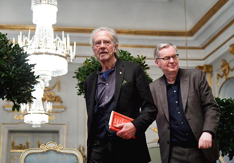 Peter Handke auf dem Weg zur Pressekonferenz.
