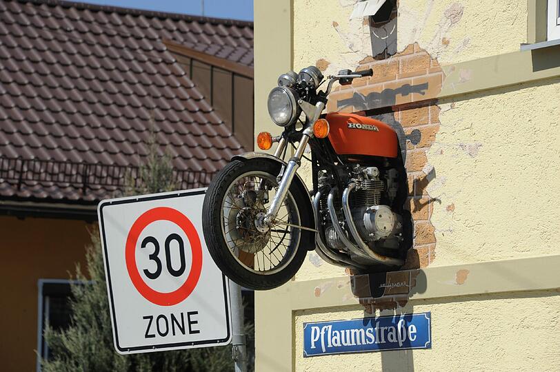 Hängt in der Luft: Die halbe Honda in der Pflaumstraße.