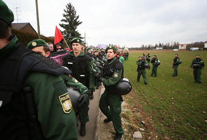 Rund 1000 Münchner haben im März gegen das "Braune Haus" in Obermenzing demonstriert.