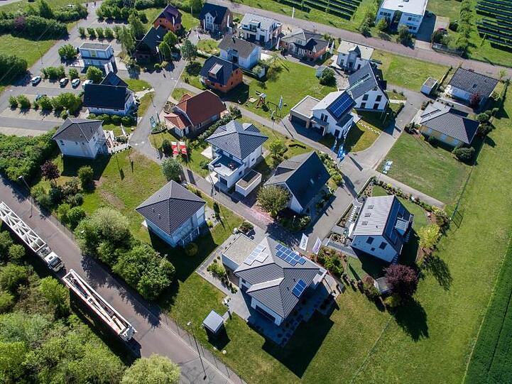 Blick auf den Unger Musterhauspark im Schkeuditzer Ortssteil Dölzig. Hier stehen unterschiedliche Fertigteilhäuser verschiedener Hersteller.