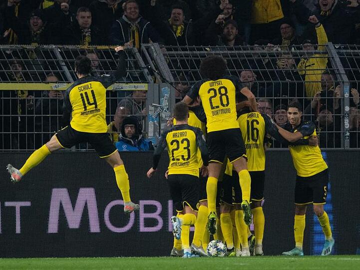 Dortmunds Spieler jubeln nach dem Tor zum 2:2-Ausgleich.