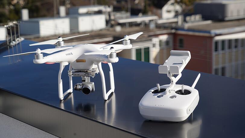 Kameradrohne DJI Phantom 4. Ein ganzer Film lässt sich damit drehen. Kameradrohne DJI Phantom 4. Ein ganzer Film lässt sich damit drehen.