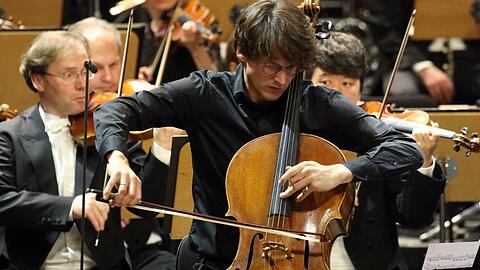 Der Cellist Jakob Spahn und das Bayerische Staatsorchester.