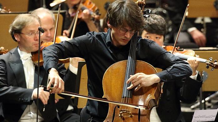 Der Cellist Jakob Spahn und das Bayerische Staatsorchester.