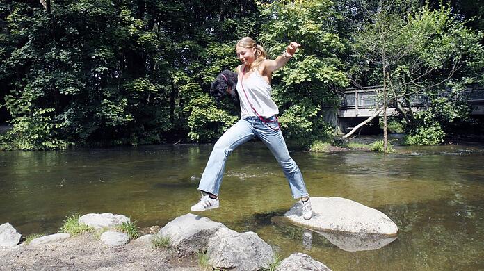 Sportstudentin Lara (22), die mit ihrem Zwergpudel Lucy auf den Steinen herumturnt, schwimmt nicht nur gern in der Würm. Sie hat sich angewöhnt, am Fluss für Prüfungen zu pauken: "Wenn ich mit Karteikarten spazieren gehe, kann ich am leichtesten Auswendiglernen."