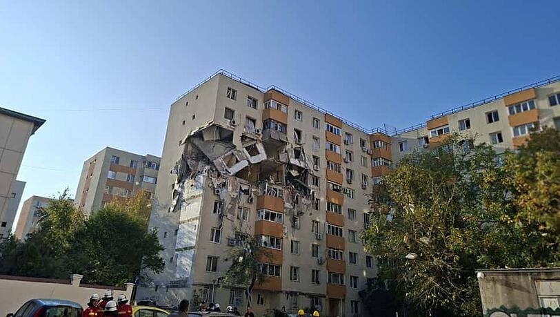 Das Haus droht einzustürzen, mehr Opfer werden befürchtet. Das Haus droht einzustürzen, mehr Opfer werden befürchtet.