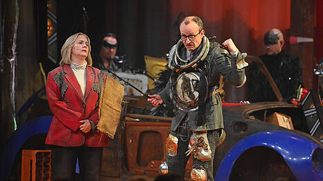 Friedrich Merz (David Zimmerschied), B&auml;rbel Bas (Nikola Norgauer).