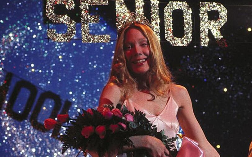 Nach zahlreichen Demütigungen ihrer Mitschüler lässt Carrie (Sissy Spacek) ihren telekinetischen Fähigkeiten beim Abschlussball freien Lauf - mit fatalen Folgen für fast alle Beteiligten. Nach zahlreichen Demütigungen ihrer Mitschüler lässt Carrie (Sissy Spacek) ihren telekinetischen Fähigkeiten beim Abschlussball freien Lauf - mit fatalen Folgen für fast alle Beteiligten.