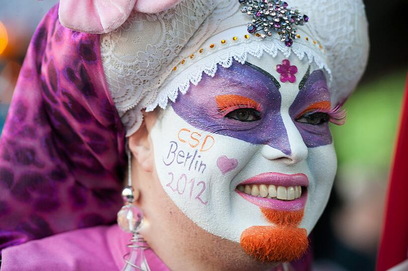 Kunterbunt und gut gelaunt: berlin feiert in schrillen Kostümen den Christopher Street Day! Hier gibts die Bilder von der Parade!
