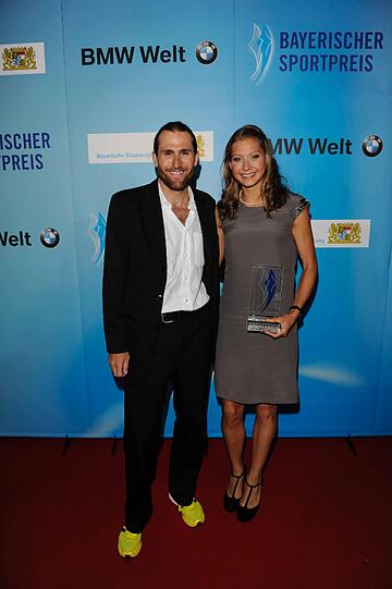 Bayerischer Sportpreis 2015: Triathletin Sophia Saller mit Laudator Faris Al Sultan