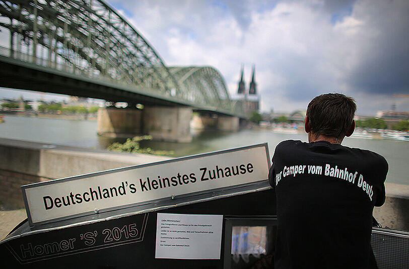 Der Arbeitslose Maik Stolze in seinem selbstgebauten Wohnwagen am Rheinufer in Köln.