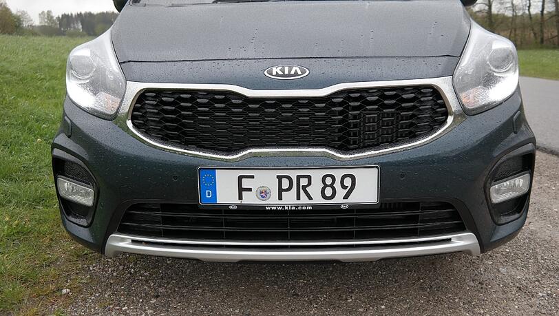 Typisch Kia: Auch der Carens trägt stolz die bei allen Modellen zu erkennende Tigernase. Typisch Kia: Auch der Carens trägt stolz die bei allen Modellen zu erkennende Tigernase.