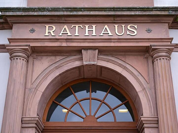Blick auf das Rathaus von Pirmasens. Die kreisfreie Stadt in Rheinland-Pfalz war laut Finanzreport der Bertelsmann Stiftung die Kommune mit dem höchsten Kassenkredit je Einwohner 2017.