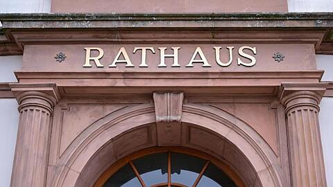 Blick auf das Rathaus von Pirmasens. Die kreisfreie Stadt in Rheinland-Pfalz war laut Finanzreport der Bertelsmann Stiftung die Kommune mit dem höchsten Kassenkredit je Einwohner 2017.