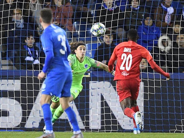 Der Salzburger Patson Daka erzielt ein Tor gegen den Keeper vom KRC Genk.