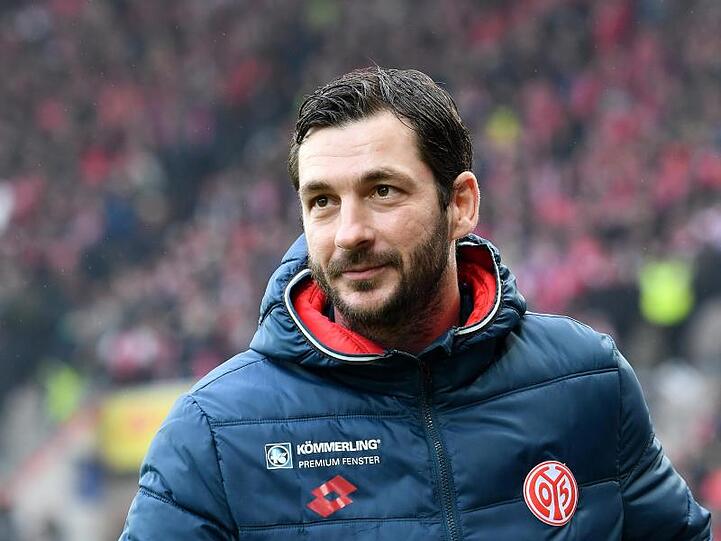Der Mainzer Trainer Sandro Schwarz verlängerte vorzeitig seinen Vertrag.