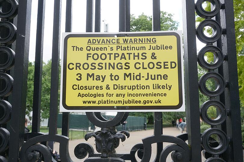 Am St. James' Park in London hängt ein Schild, das auf Straßenschließungen wegen des Thronjubiläums hinweist.