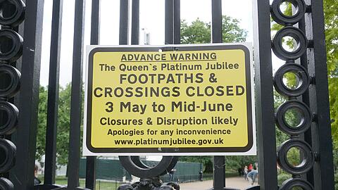 Am St. James' Park in London hängt ein Schild, das auf Straßenschließungen wegen des Thronjubiläums hinweist.
