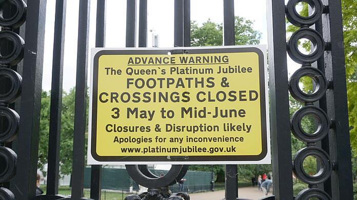 Am St. James' Park in London hängt ein Schild, das auf Straßenschließungen wegen des Thronjubiläums hinweist. Am St. James' Park in London hängt ein Schild, das auf Straßenschließungen wegen des Thronjubiläums hinweist.